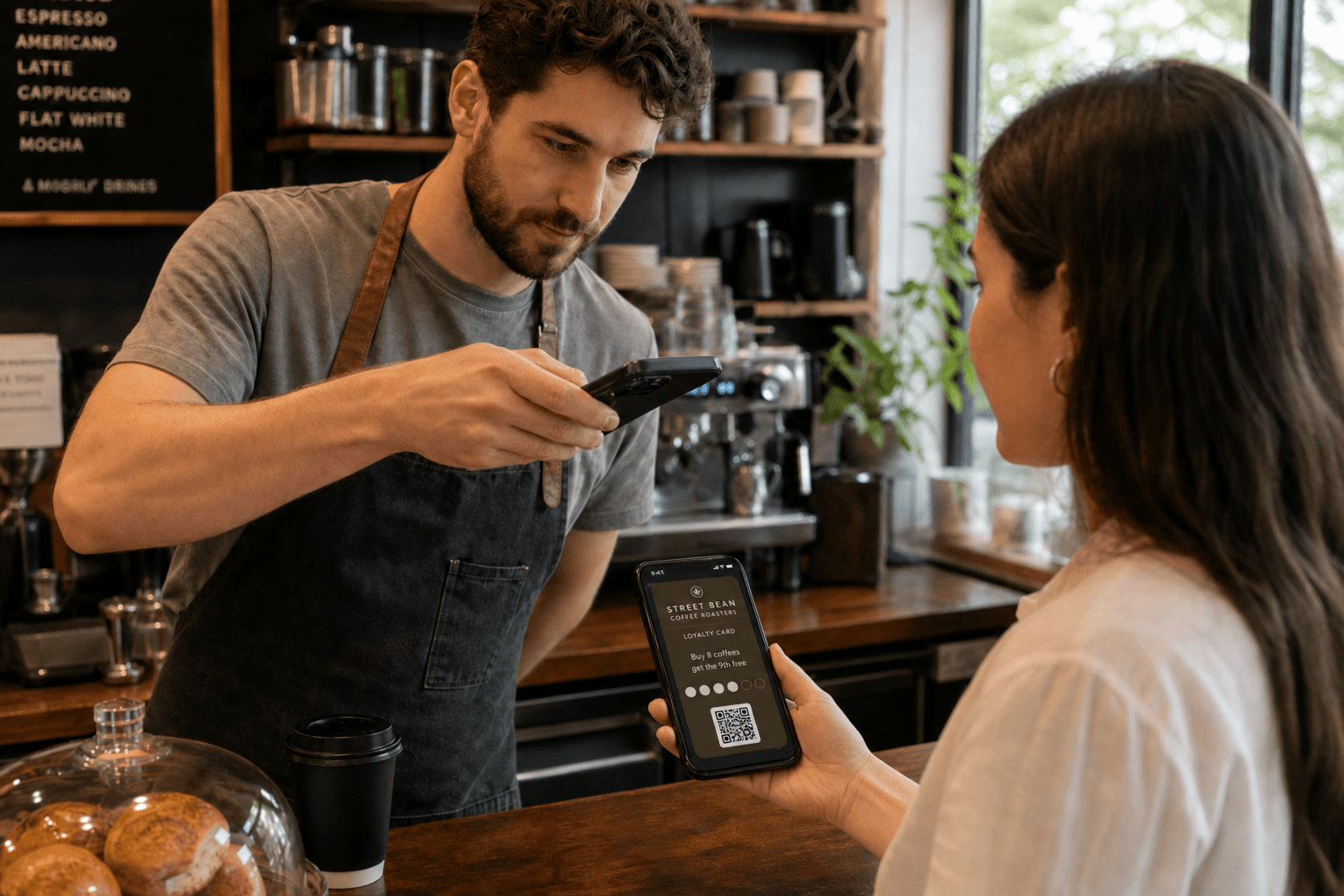 Commerce scannant le QR du client pour ajouter un tampon